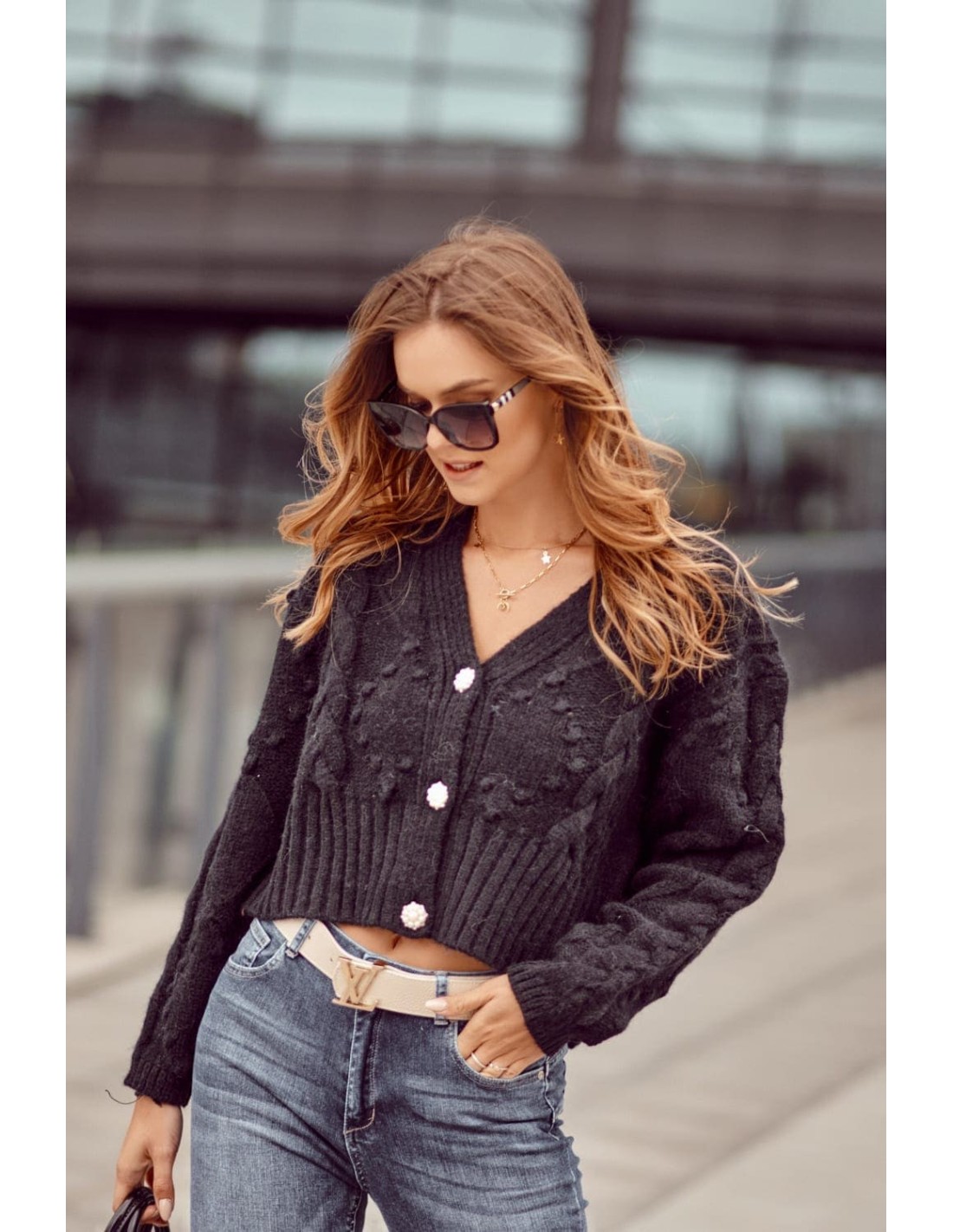 Kurze warme Strickjacke mit Knöpfen, schwarz 50856 – Online-Shop – Boutique